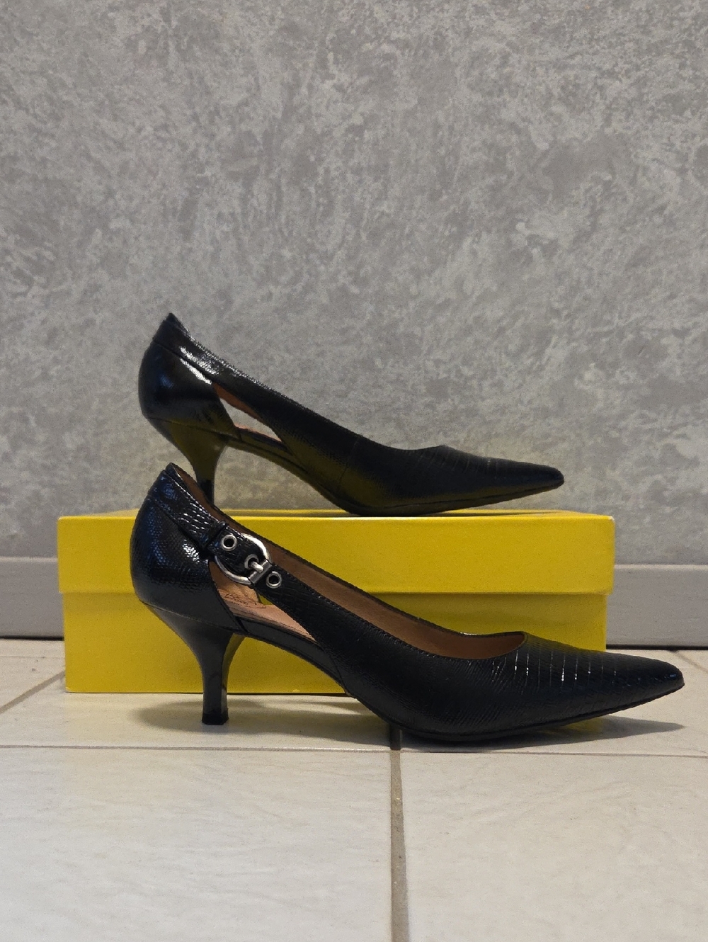 Brand New - CIRCA Joan & David "Calla Lily" Kitten Heel Pumps - Black Size 8M